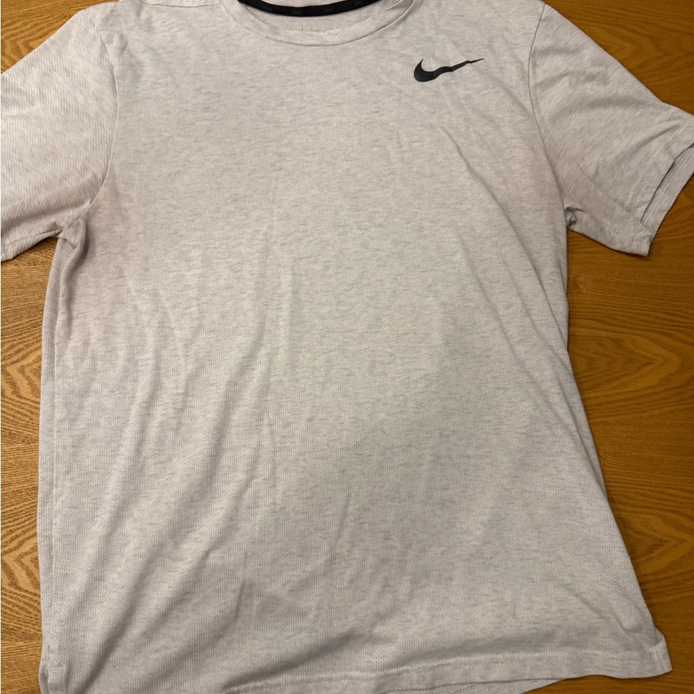 Nike Men's Light Gray Short Sleeve Tee